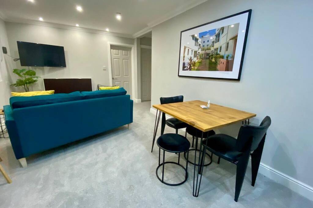 Stylish Two Bedroom Apartment Near Victoria Park カーディフ エクステリア 写真