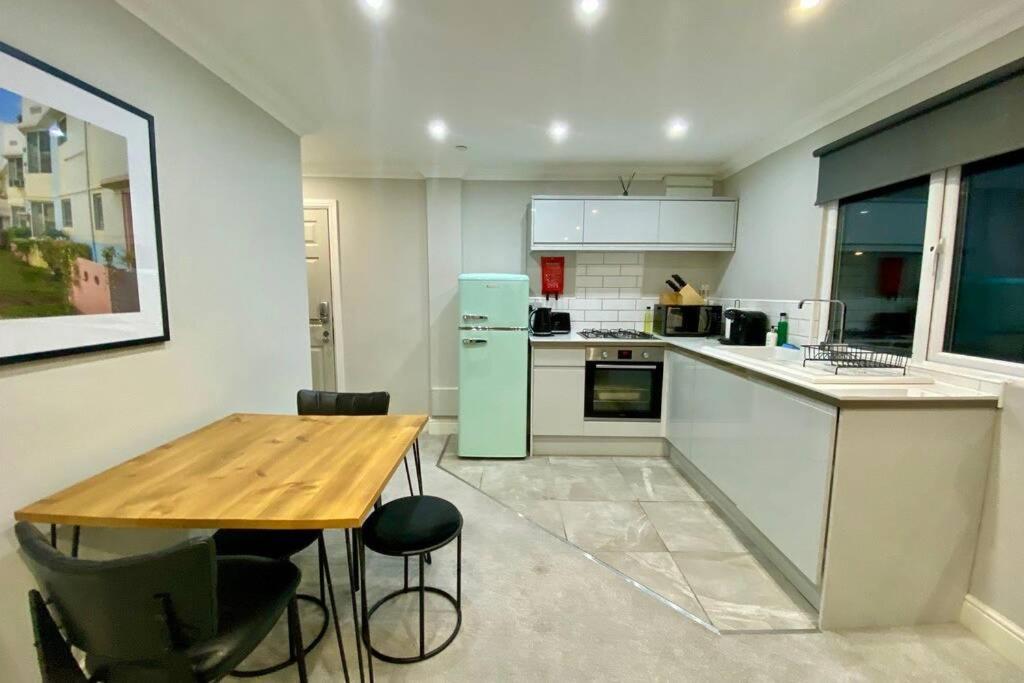 Stylish Two Bedroom Apartment Near Victoria Park カーディフ エクステリア 写真