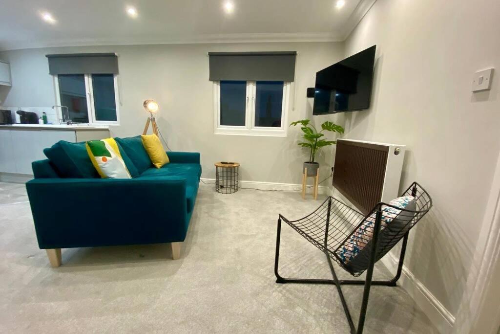 Stylish Two Bedroom Apartment Near Victoria Park カーディフ エクステリア 写真