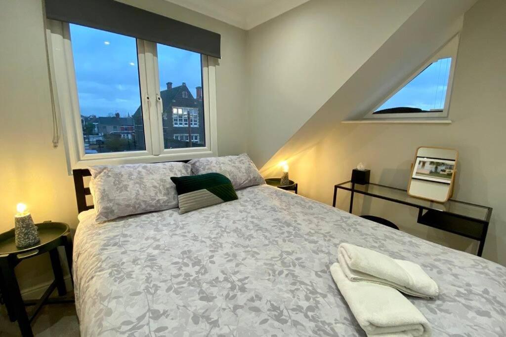 Stylish Two Bedroom Apartment Near Victoria Park カーディフ エクステリア 写真